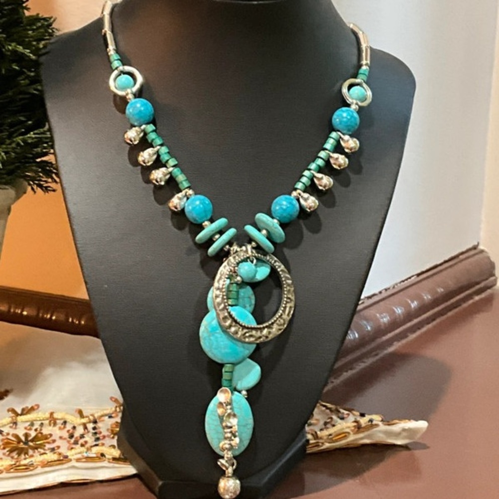 Elegant Turquoise and Silver Necklace